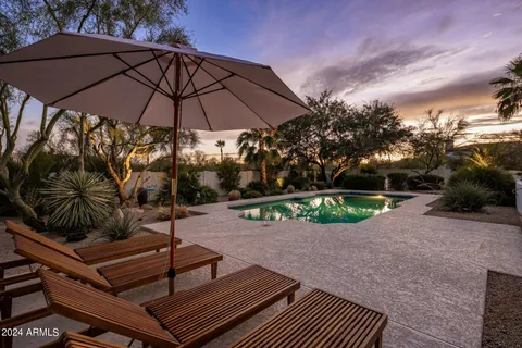 a view of a backyard