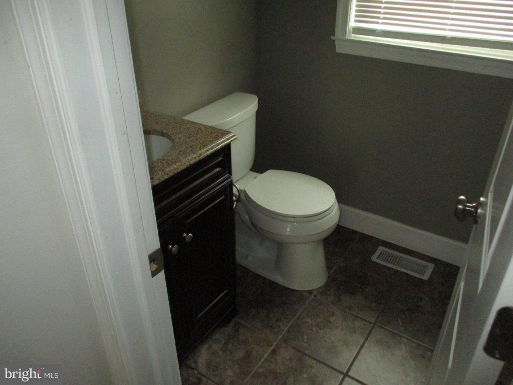 1095 Roberts Road Media, PA 19063 - Photo 15 of 40 1st floor bath
