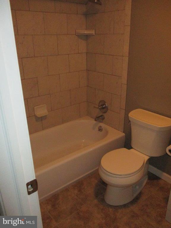 1095 Roberts Road Media, PA 19063 - Photo 26 of 40 2nd floor bath with tub