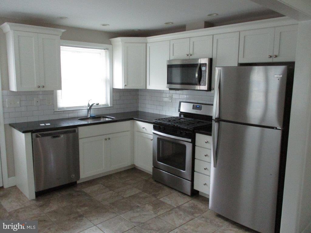 1095 Roberts Road Media, PA 19063 - Photo 4 of 40 full view of kitchen and stainless appliances