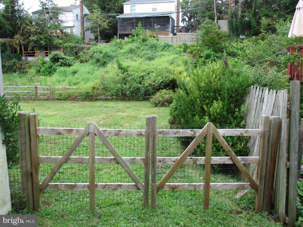 1095 Roberts Road Media, PA 19063 - Photo 32 of 40 double gate