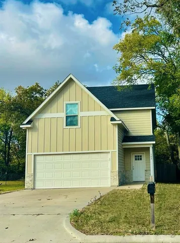 $330,000 | 103 East 15th Street, Bonham, TX 75418