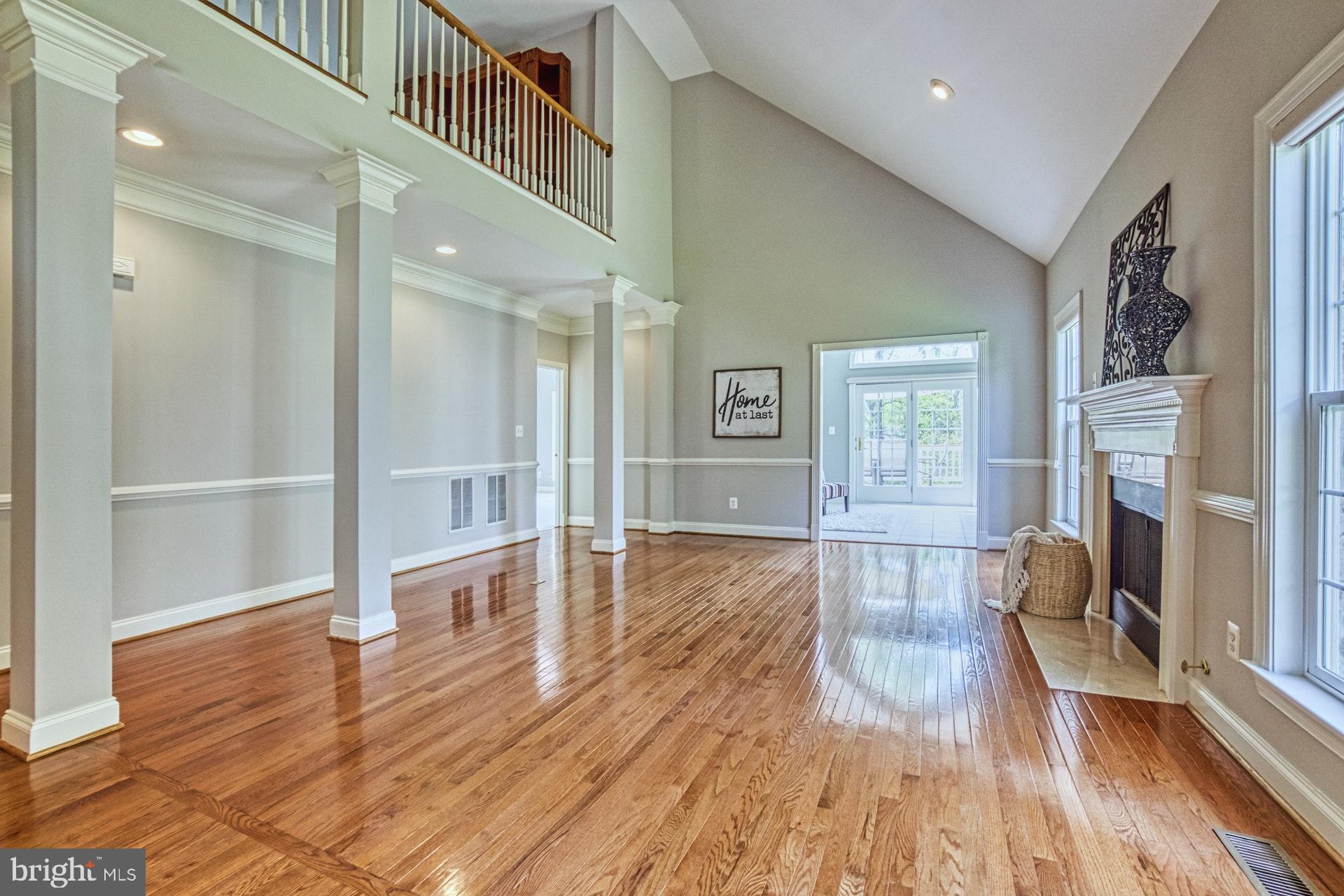 20052 Valhalla Square Ashburn, VA 20147 - Photo 3 of 30 GRAND FIRST IMPRESSION UPON ENTRY
