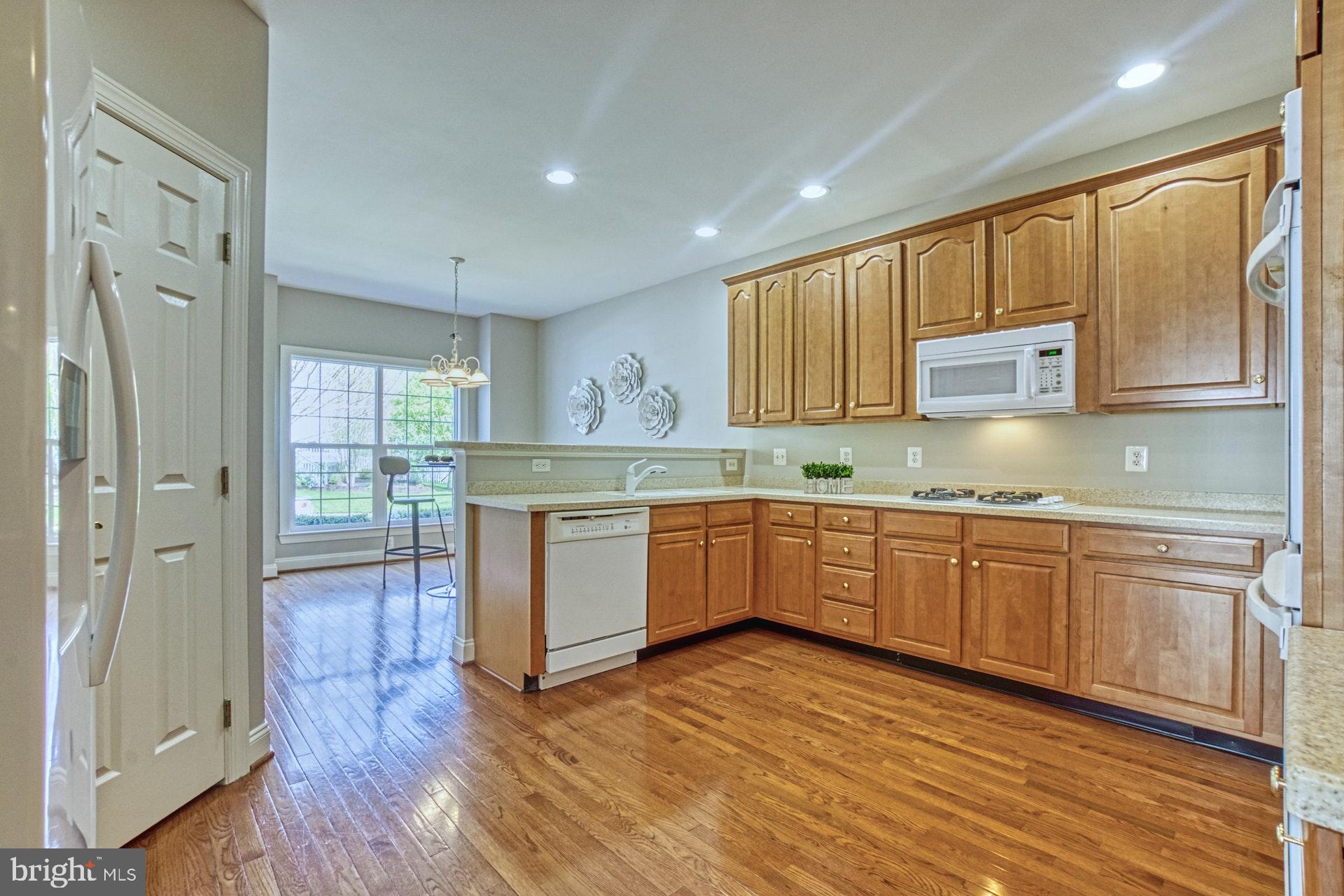 20052 Valhalla Square Ashburn, VA 20147 - Photo 7 of 30 PERFECTLY-SIZED KITCHEN