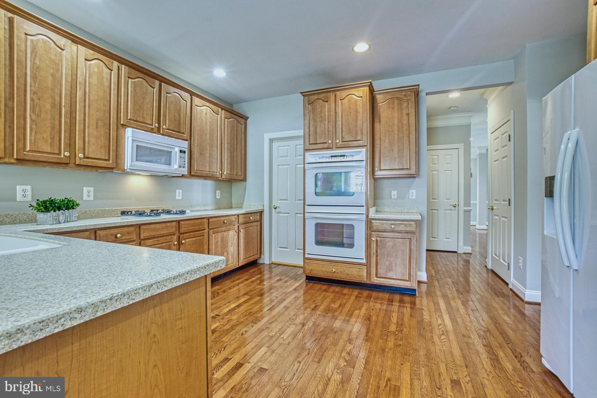 20052 Valhalla Square Ashburn, VA 20147 - Photo 8 of 30 SO MUCH CABINET SPACE + SEPARATE PANTRY