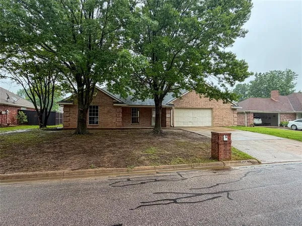 $252,500 | 2204 North Village Drive, Bonham, TX 75418