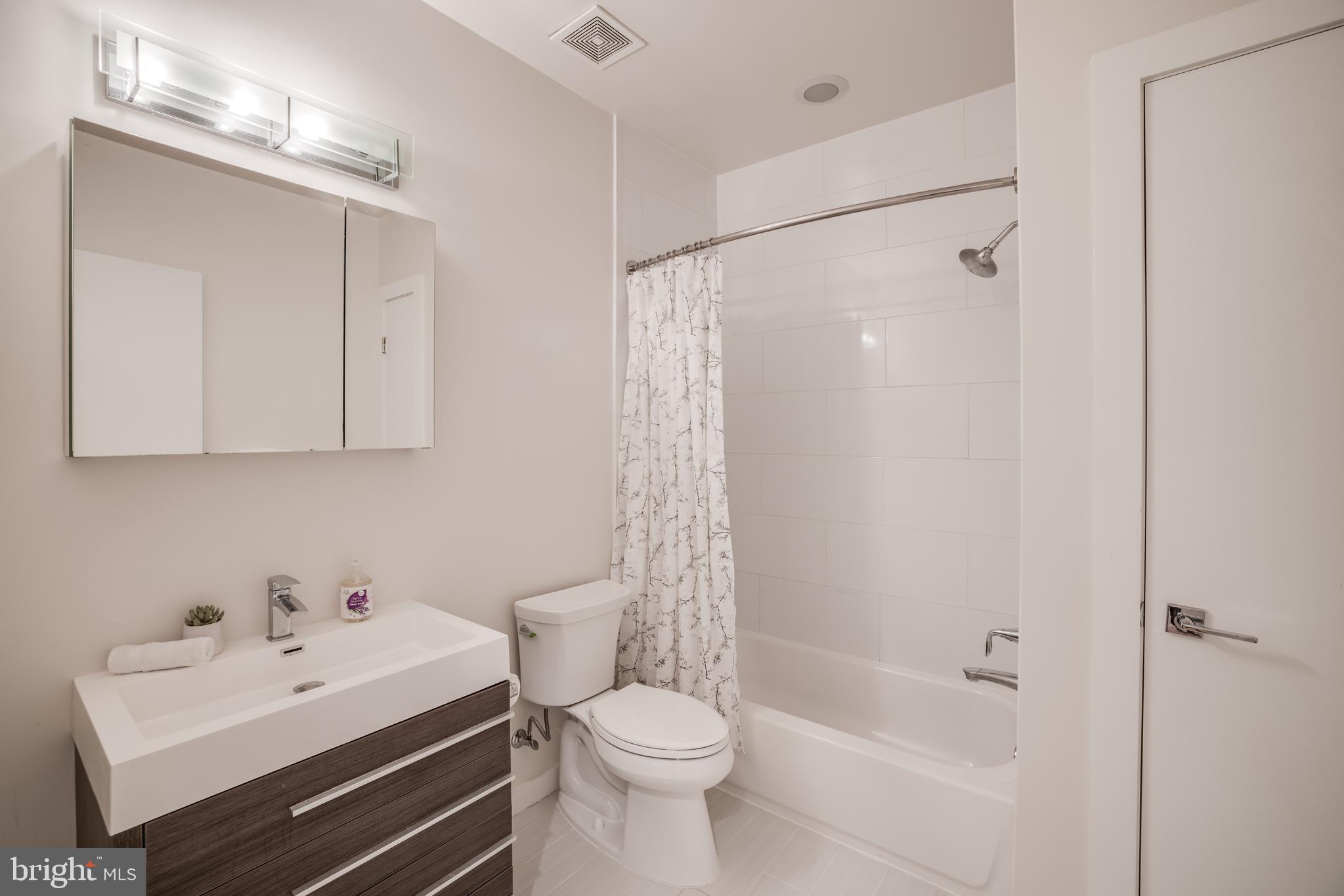 435 R Street Northwest, Unit 205 Washington, DC 20001 - Photo 11 of 14
