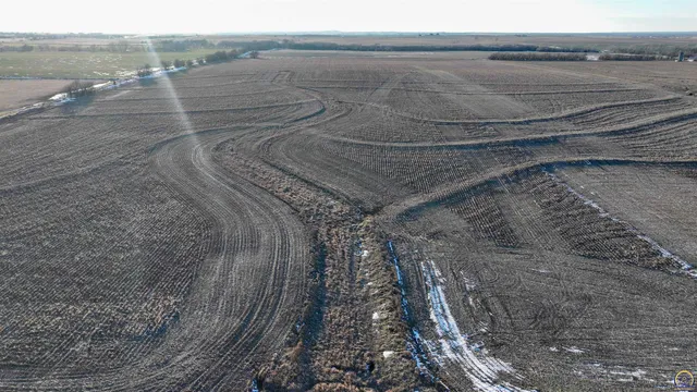 $299,897 | 1400-blk Barn Road, Solomon, KS 67480