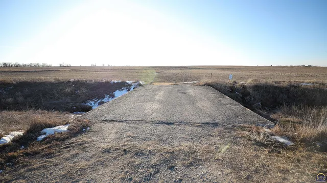 $299,897 | 1400-blk Barn Road, Solomon, KS 67480