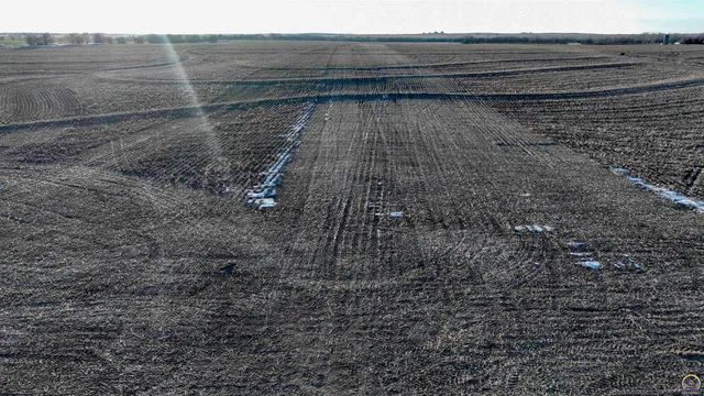 $299,897 | 1400-blk Barn Road, Solomon, KS 67480