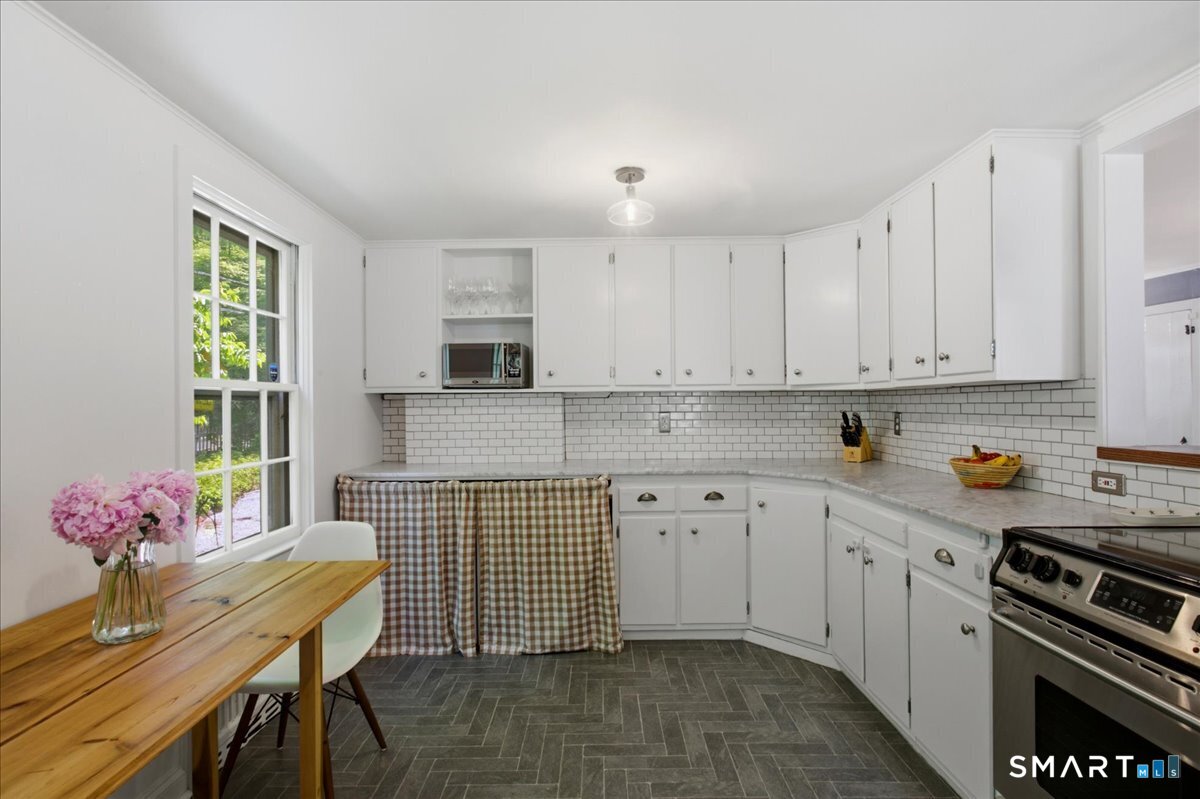 247 Chestnut Hill Road Stamford, CT 06903 - Photo 12 of 30
