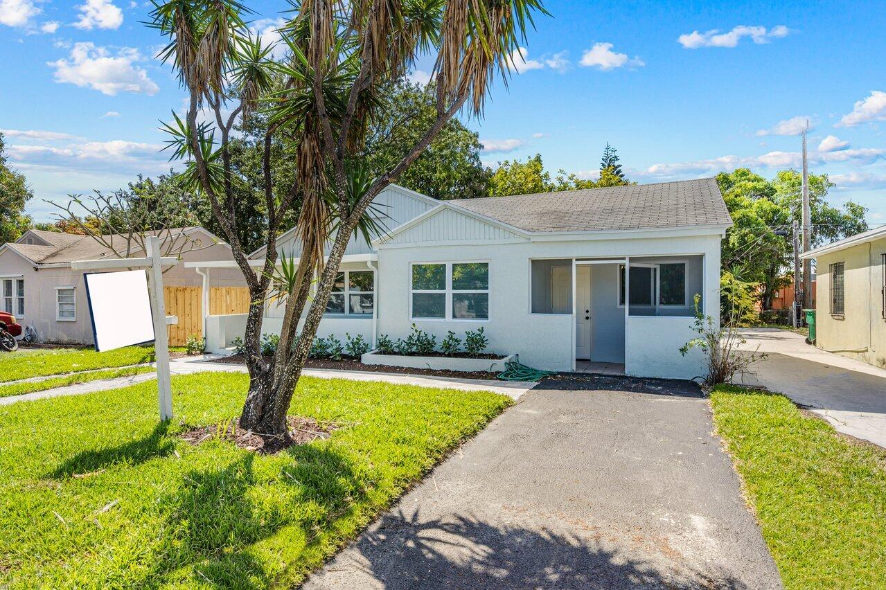 163 Silver Beach Road Riviera Beach, FL 33403 - Photo 5 of 33 002-163SilverBeachRoad-LakePark-FL-33403