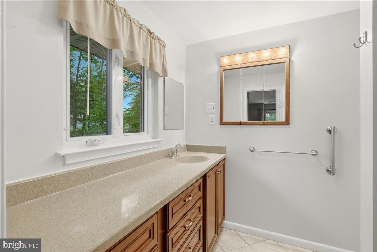 18309 Cabin Road Triangle, VA 22172 - Photo 33 of 42 Owners Bath