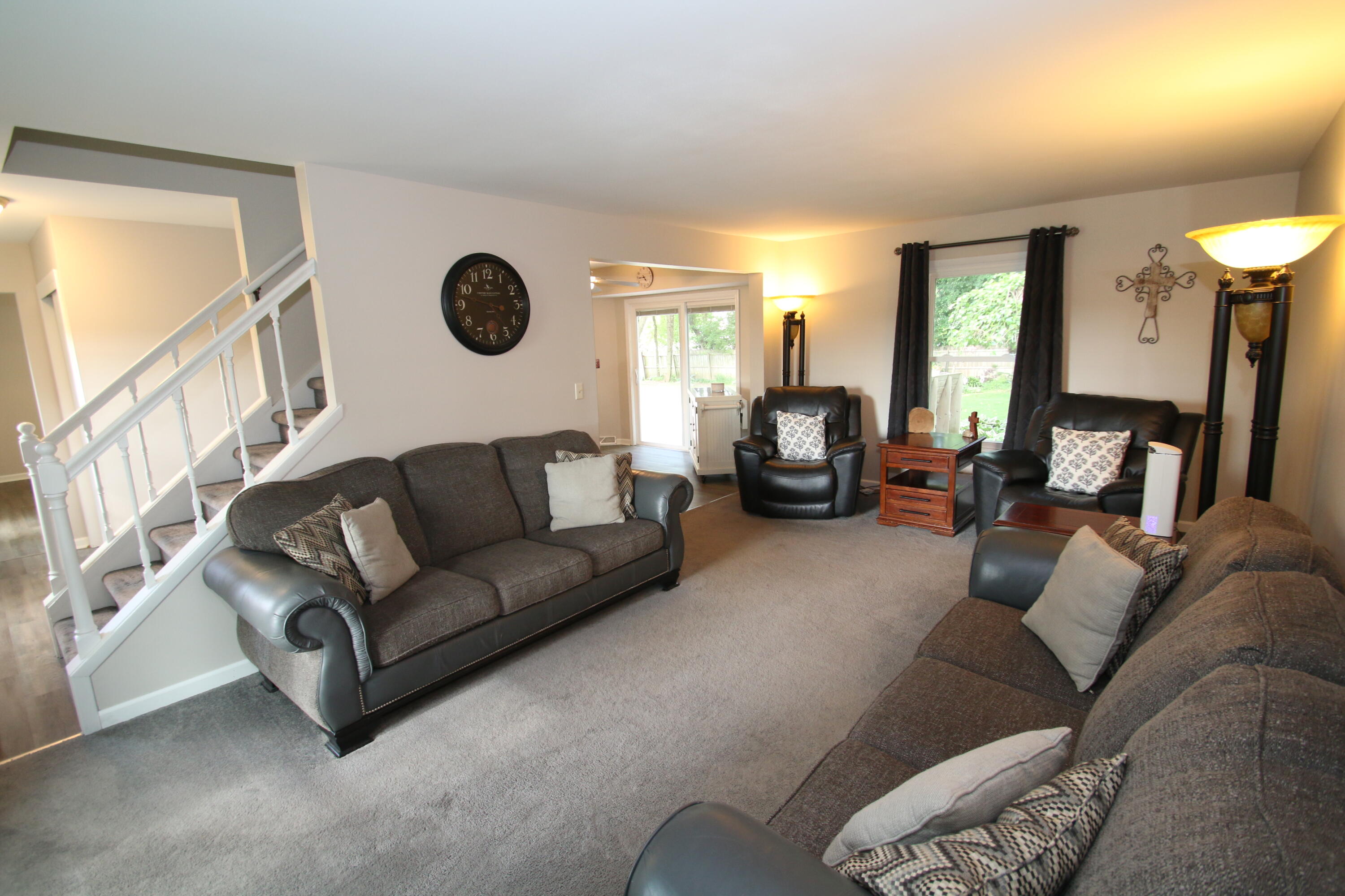 1400 South Ridgeway Road New Berlin, WI 53146 - Photo 4 of 31 Living Room