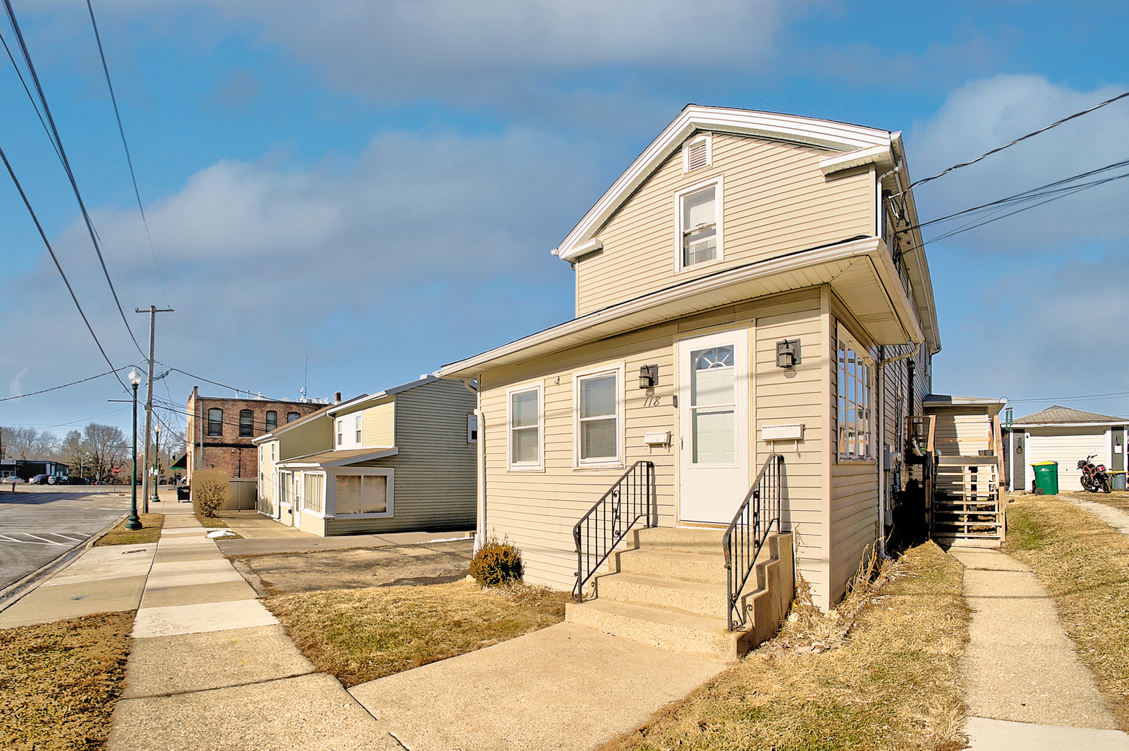 118 East 11th Street Lockport, IL 60441 - Photo 1 of 30 a view of a house with a patio