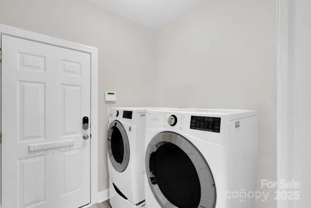 a en suite bathroom with a sink and a mirror