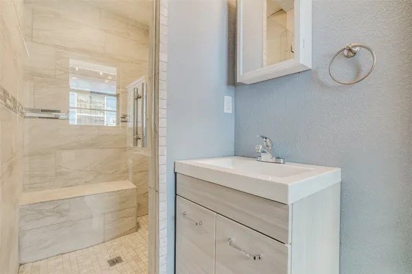 $2,095 | 419 East 42nd Street, Houston, TX 77022