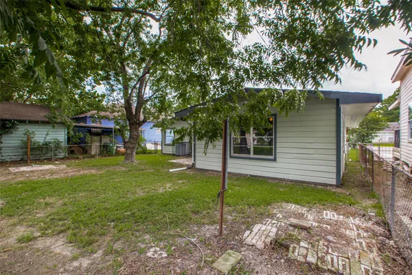 $2,095 | 419 East 42nd Street, Houston, TX 77022