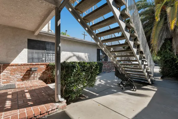 a view of entryway with a front door