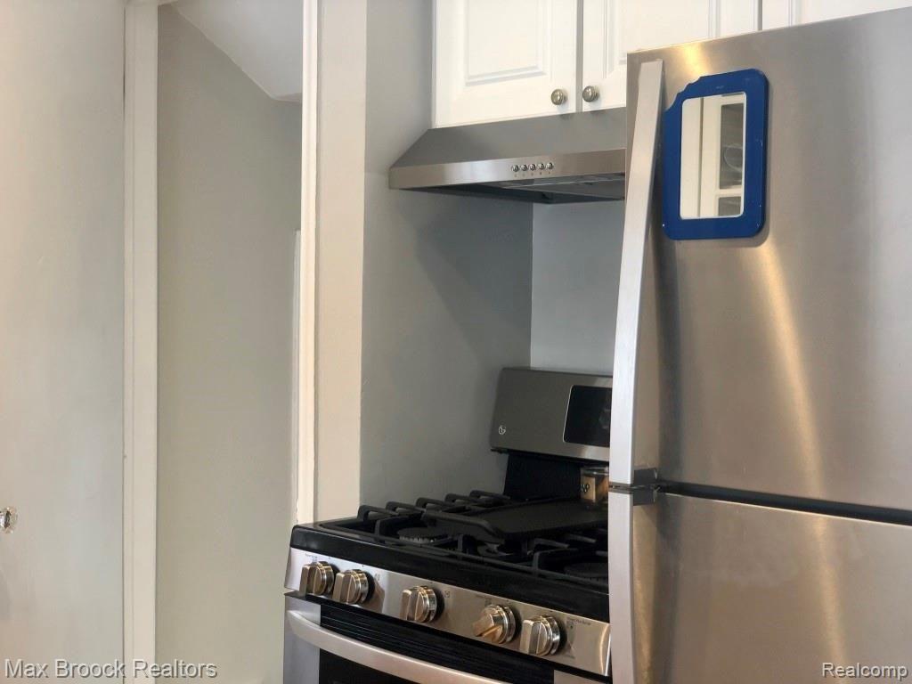 1827 Mansfield Road Birmingham, MI 48009 - Photo 7 of 34 Kitchen stove_.jpg