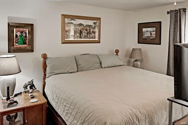 $285,000 | 11802 Northwest Smuts Drive, Roanoke, IN 46783