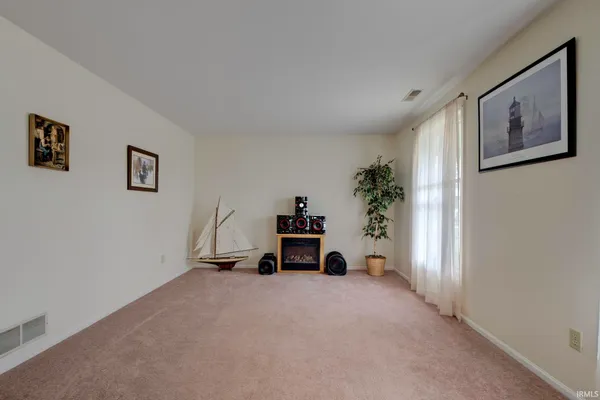 $285,000 | 11802 Northwest Smuts Drive, Roanoke, IN 46783