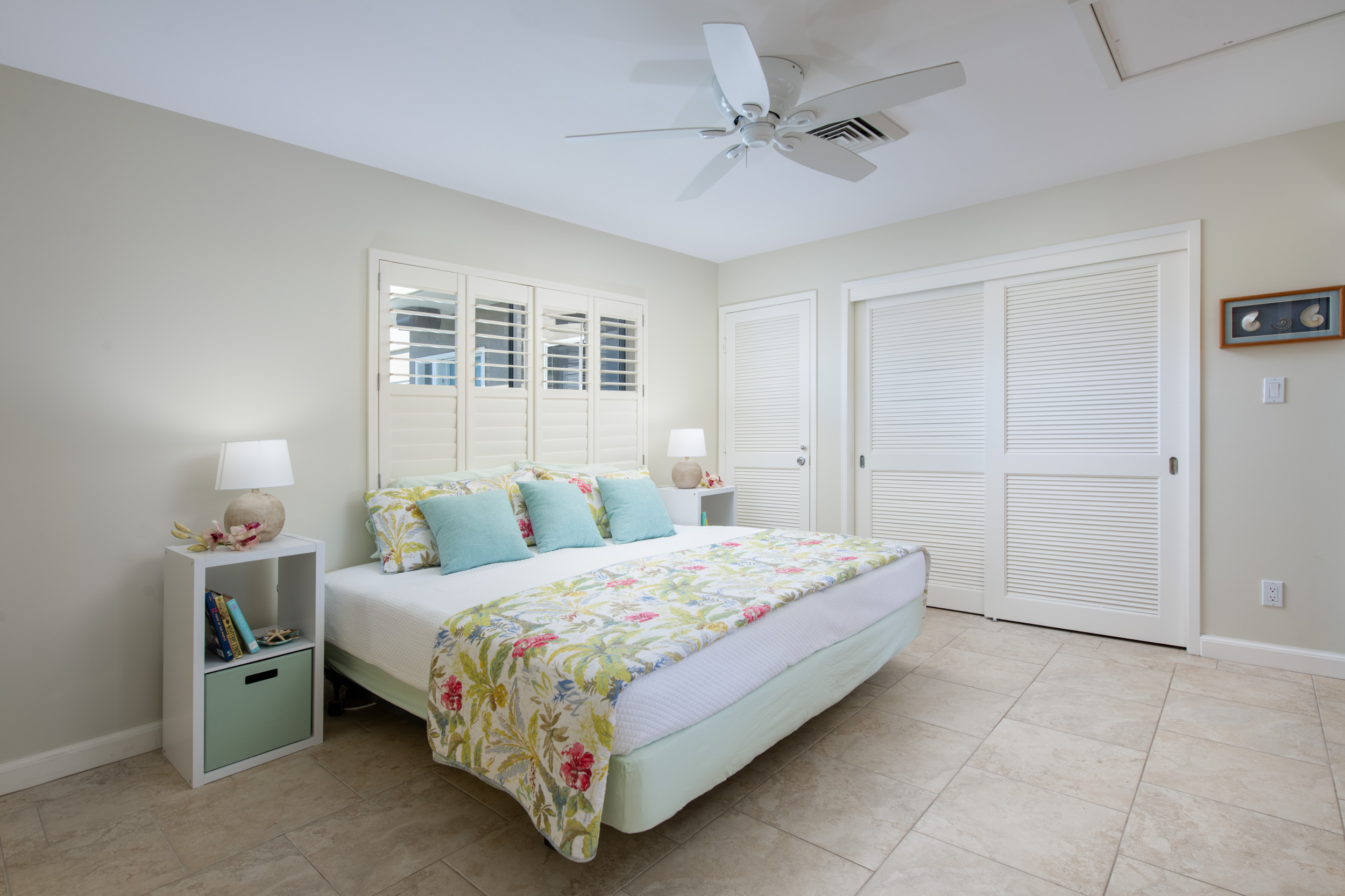 69-1010 Keana Place, Unit G303 Waikoloa, HI 96738 - Photo 14 of 30 a bedroom with a bed and a ceiling fan