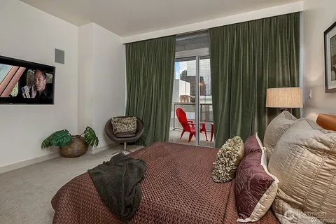 $780,000 | 10650 Northeast 9th Place, Unit 821, Bellevue, WA 98004