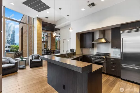 $780,000 | 10650 Northeast 9th Place, Unit 821, Bellevue, WA 98004