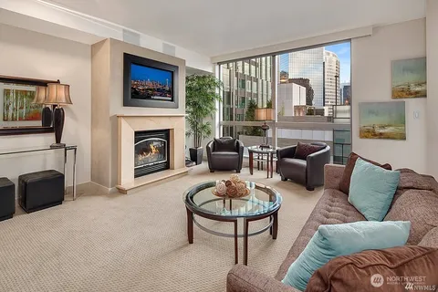 $780,000 | 10650 Northeast 9th Place, Unit 821, Bellevue, WA 98004