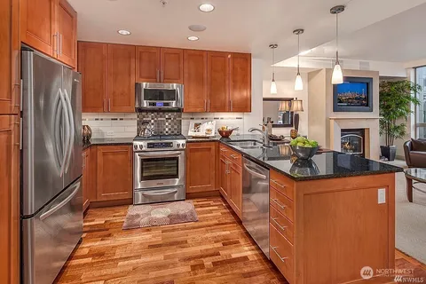 $780,000 | 10650 Northeast 9th Place, Unit 821, Bellevue, WA 98004