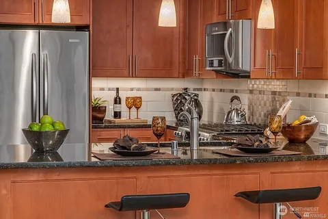 $780,000 | 10650 Northeast 9th Place, Unit 821, Bellevue, WA 98004