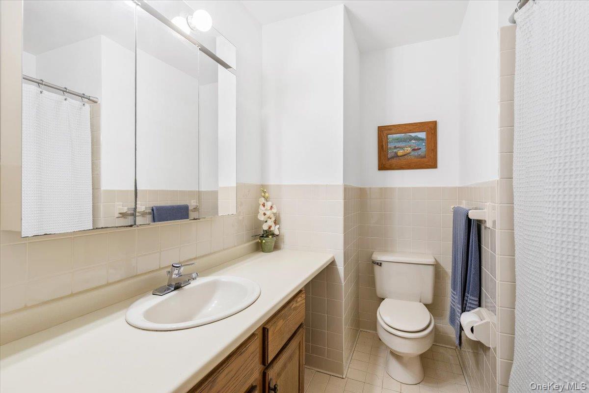 2 Deer Ridge Road Bedford Corners, NY 10549 - Photo 15 of 24 Full bathroom on the sleeping level.