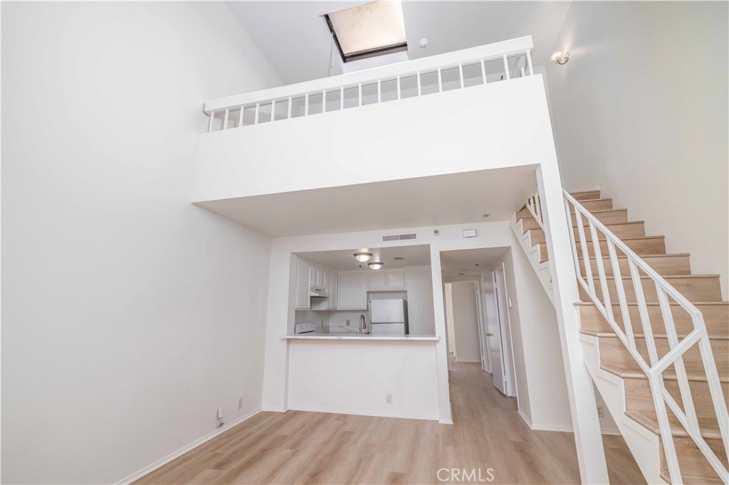 730 West 4th Street, Unit 413 Long Beach, CA 90802 - Photo 4 of 16 a view of a hallway view with staircase