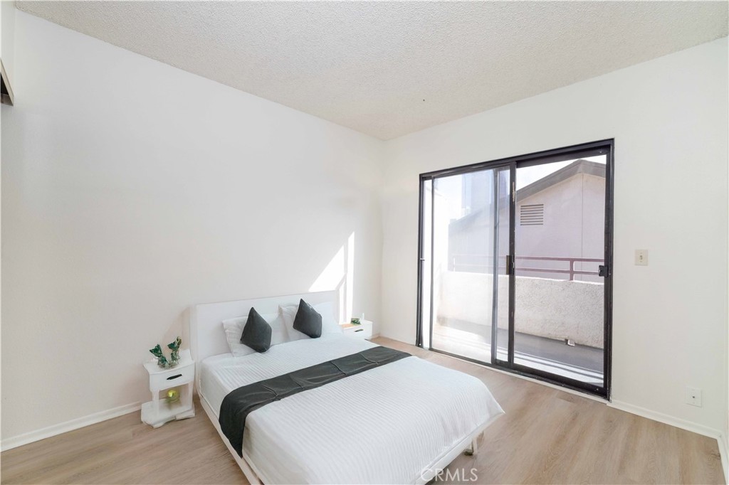 730 West 4th Street, Unit 413 Long Beach, CA 90802 - Photo 9 of 16 a bedroom with a bed and a window