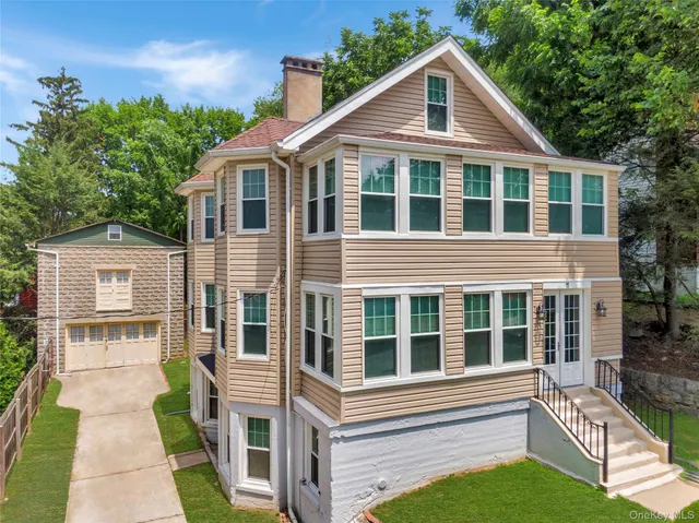 a view of a yard in front of house