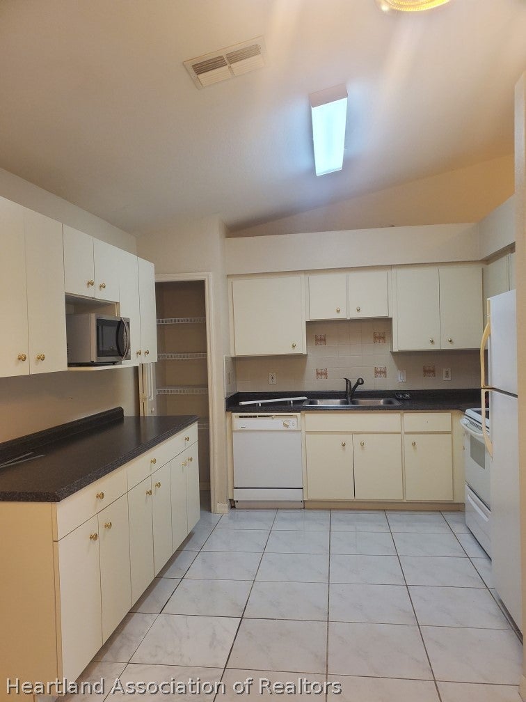 4227 Mackerel Drive Sebring, FL 33870 - Photo 4 of 5 Gallery Image 4