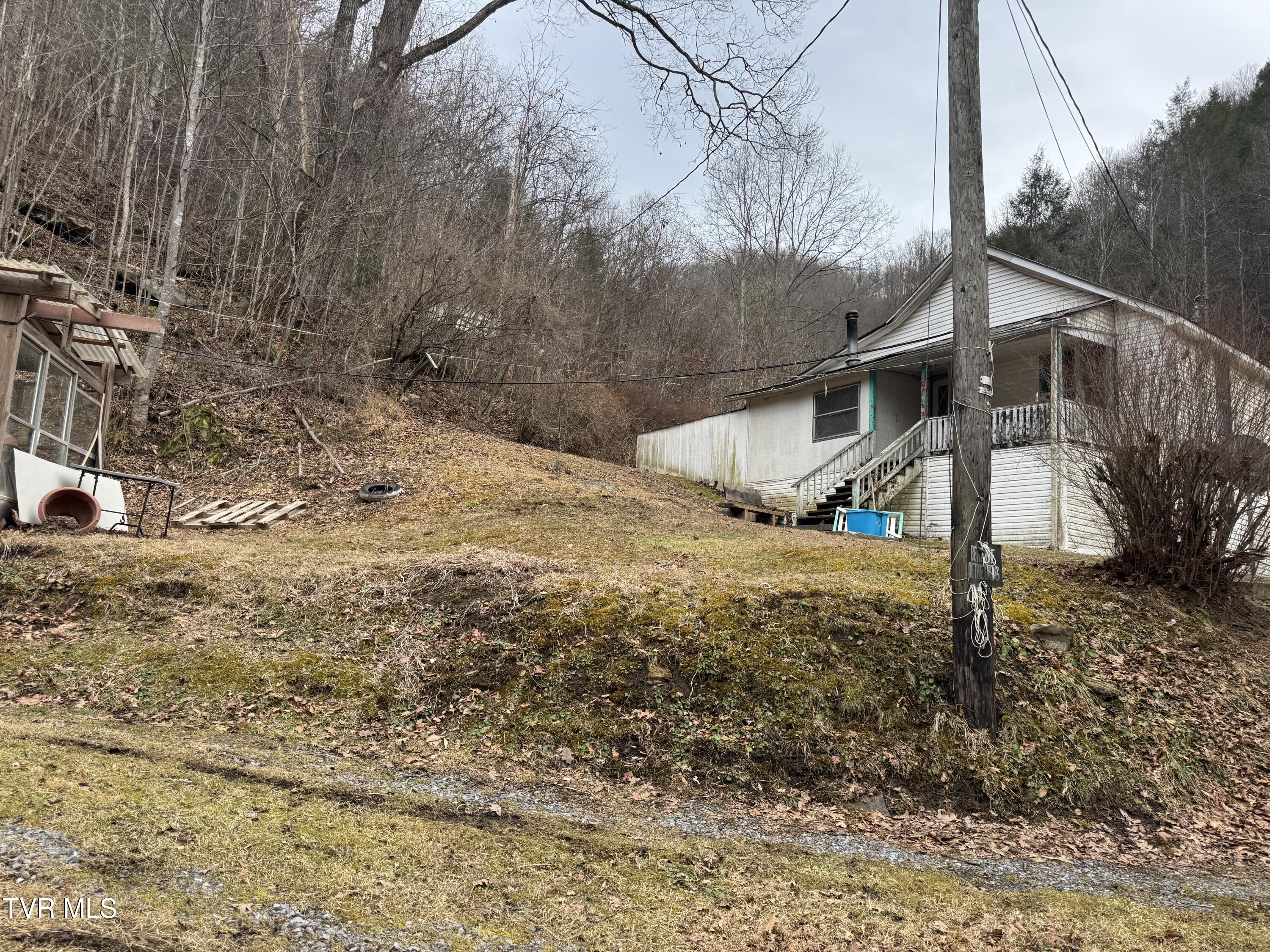195 Hanging Tree Road Dante, VA 24237 - Photo 3 of 20 IMG_5467