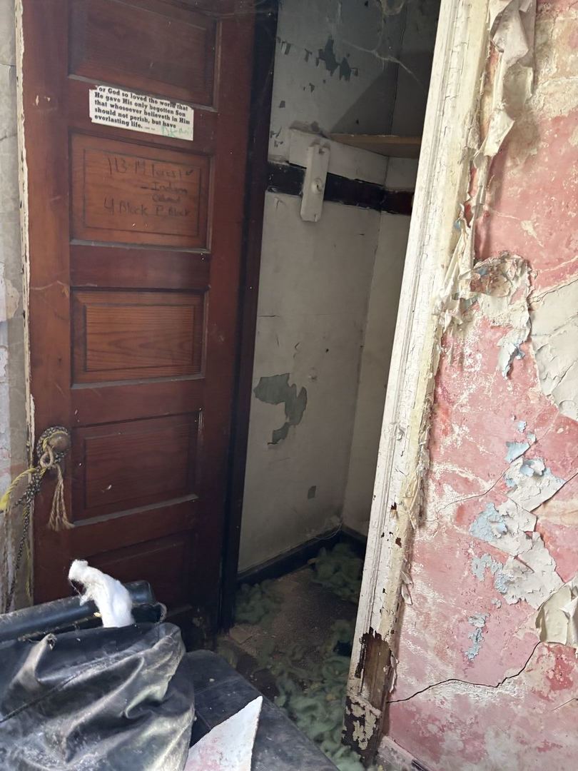 5951 South Elizabeth Street Chicago, IL 60636 - Photo 16 of 19 a bathroom with a shower
