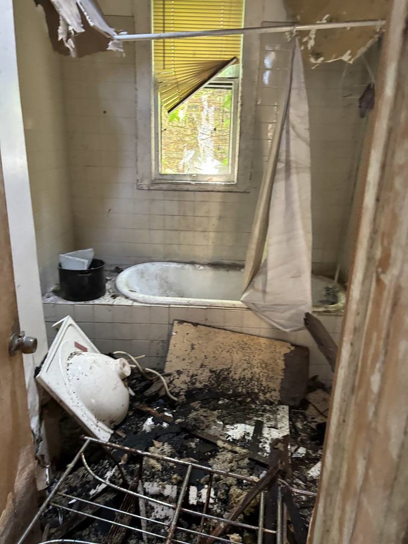 5951 South Elizabeth Street Chicago, IL 60636 - Photo 18 of 19 a bathroom with a bathtub