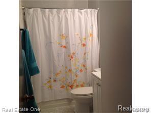 15529 Colbert Street Romulus, MI 48174 - Photo 7 of 8 Colbert Full Bath.jpg