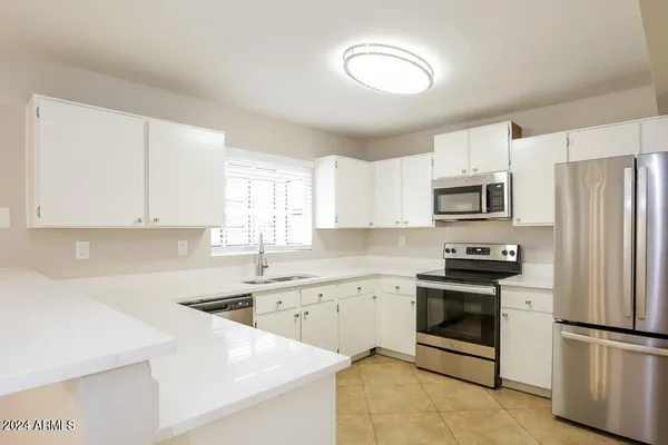 $2,215 | 7030 South 42nd Street, Phoenix, AZ 85042
