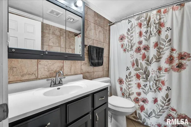 $285,000 | 1065 Lakeview Road South, Dahinda, IL 61428