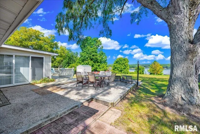 $285,000 | 1065 Lakeview Road South, Dahinda, IL 61428