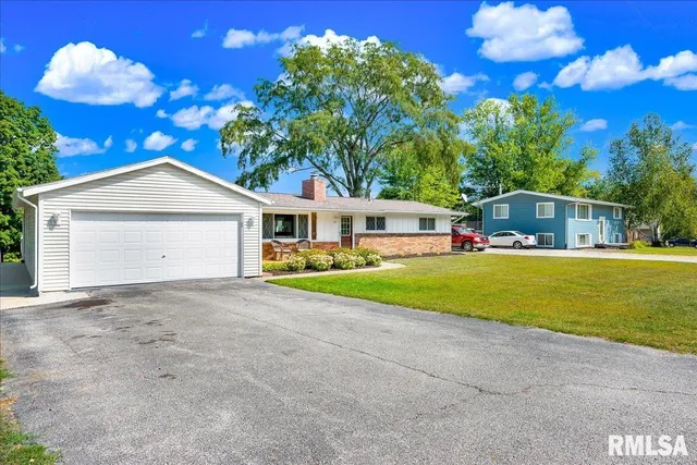 $285,000 | 1065 Lakeview Road South, Dahinda, IL 61428