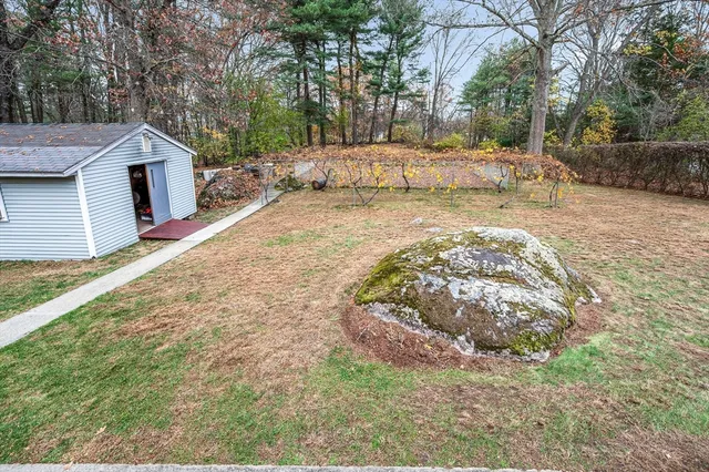 a view of a house with a yard