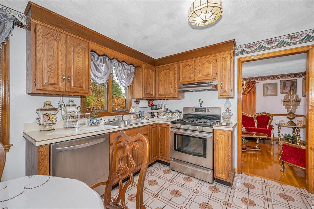 80 Sesame Street Tewksbury, MA 01876 - Photo 6 of 39