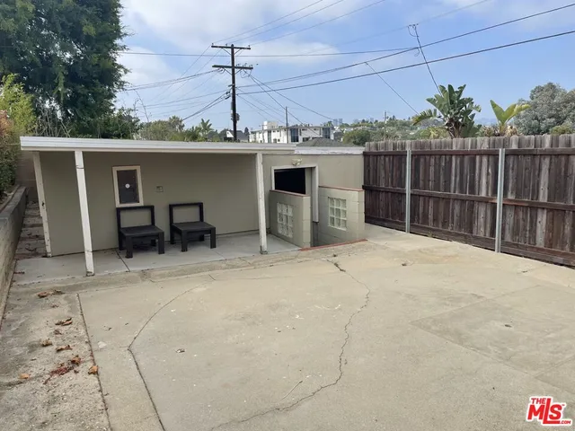 a view of a backyard