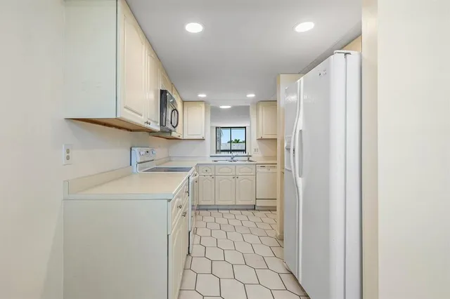 $2,295 | 2707 Northeast 14th Street Causeway, Unit 305, Pompano Beach, FL 33062