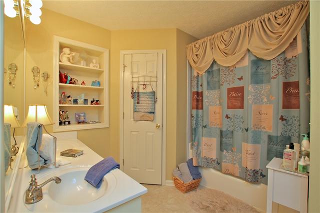 615 McCrary Road Lebanon, TN 37090 - Photo 8 of 13 master bath with double sinks